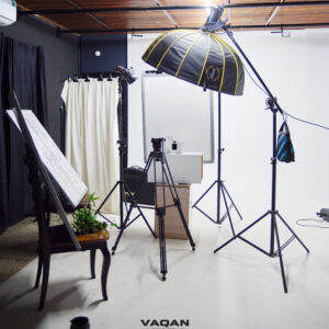 Product photoshoot with a light and a tripod